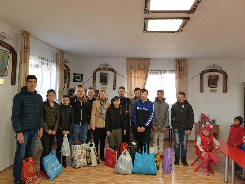 Colecta in Saptamana Altfel, organizata de copiii clasei a VII-a din Iazu, aduse la Centrul Social pentru familiile nevoiase